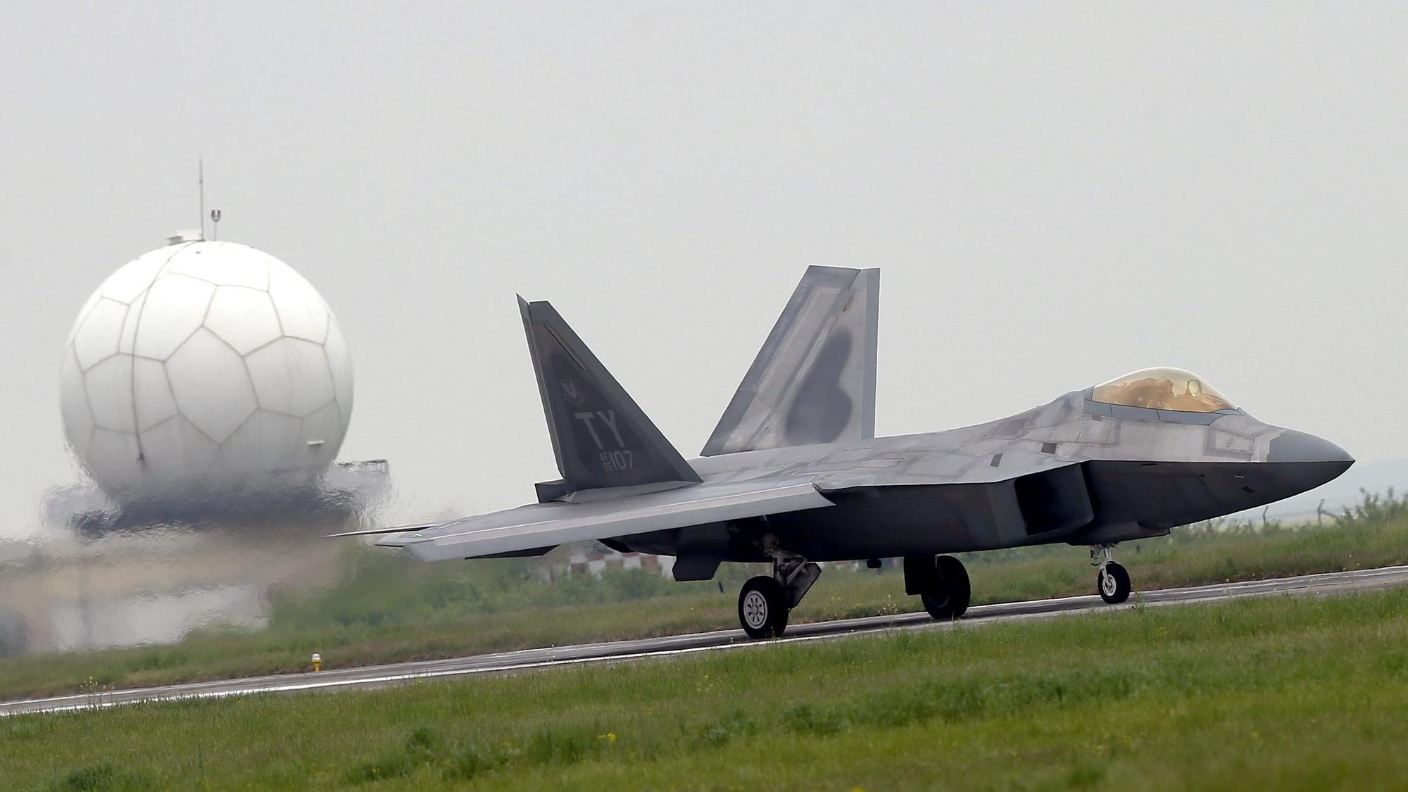 Ein Kampfjet „F22 Raptor“ auf einer Militärbasis der US-Armee.
