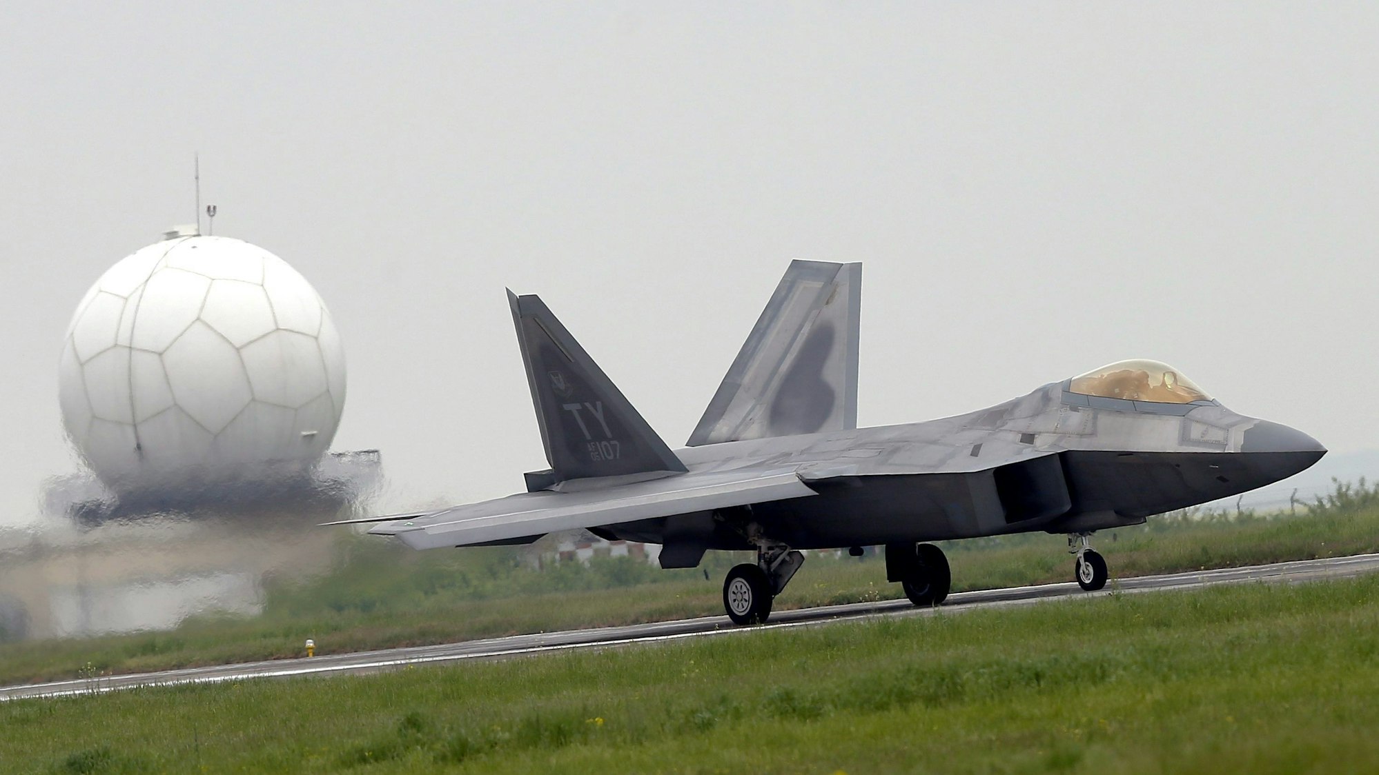 Ein Kampfjet „F22 Raptor“ auf einer Militärbasis der US-Armee.