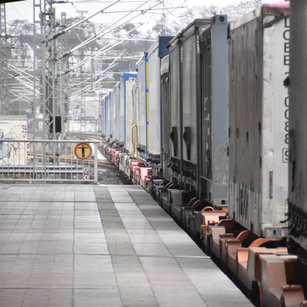 Ein Güterzug im Bahnhof Siegburg