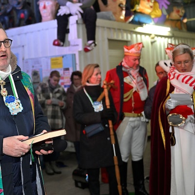 Die Karnevalistische Abnahme des Zoch in der Wagenbauhalle mit Norbert Hörter (links).
