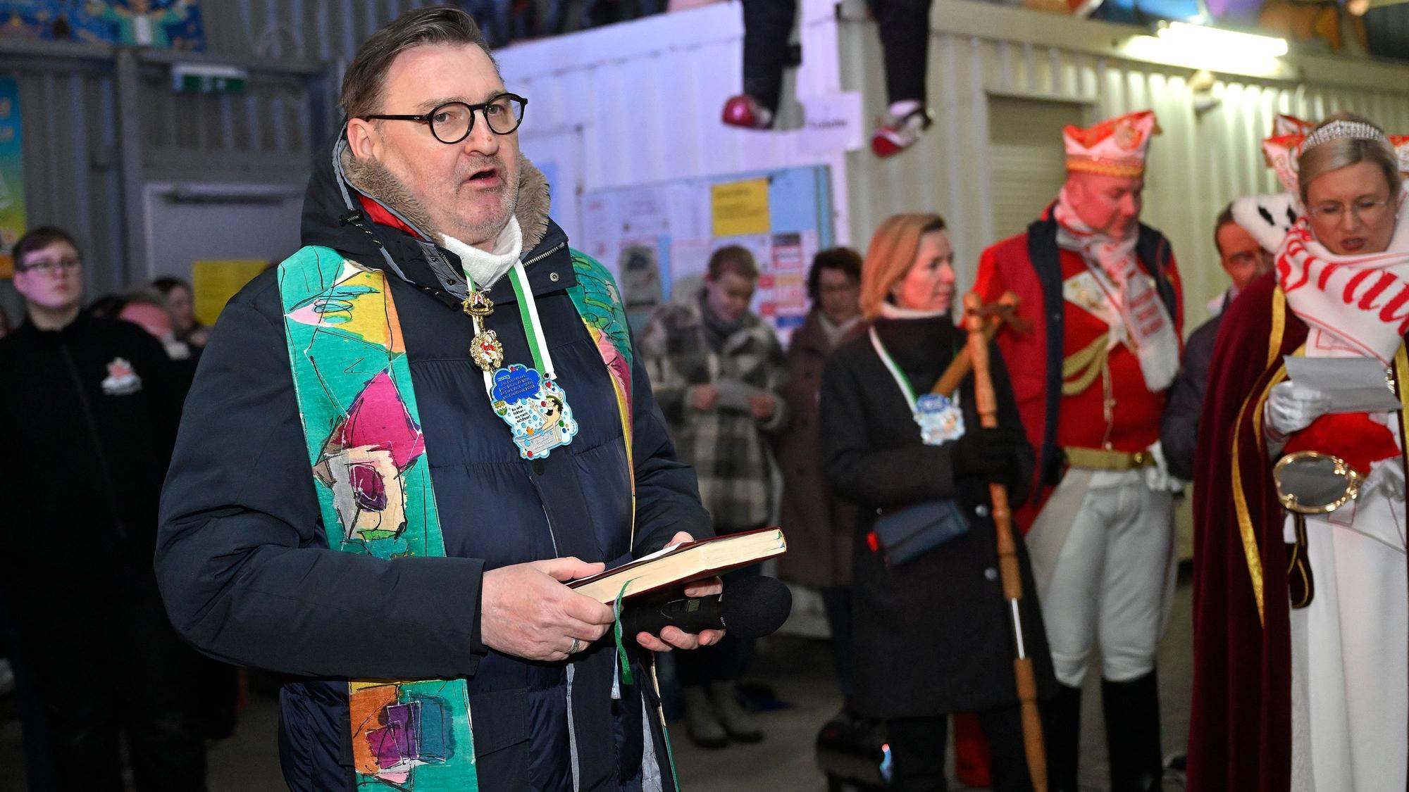 Die Karnevalistische Abnahme des Zoch in der Wagenbauhalle mit Norbert Hörter (links).