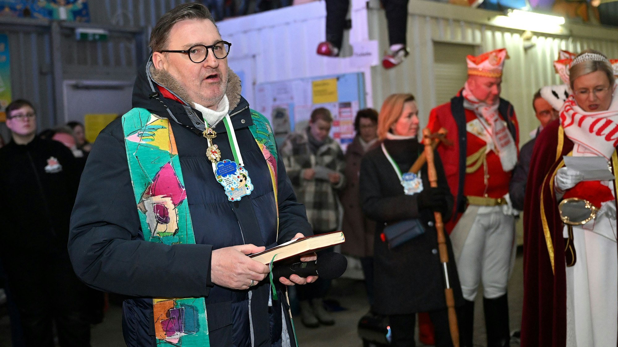 Die Karnevalistische Abnahme des Zoch in der Wagenbauhalle mit Norbert Hörter (links).