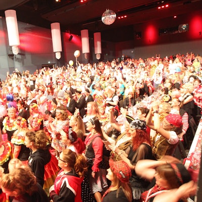 In einem Saal brodelt bei einer Karnevalssitzung die Stimmung.