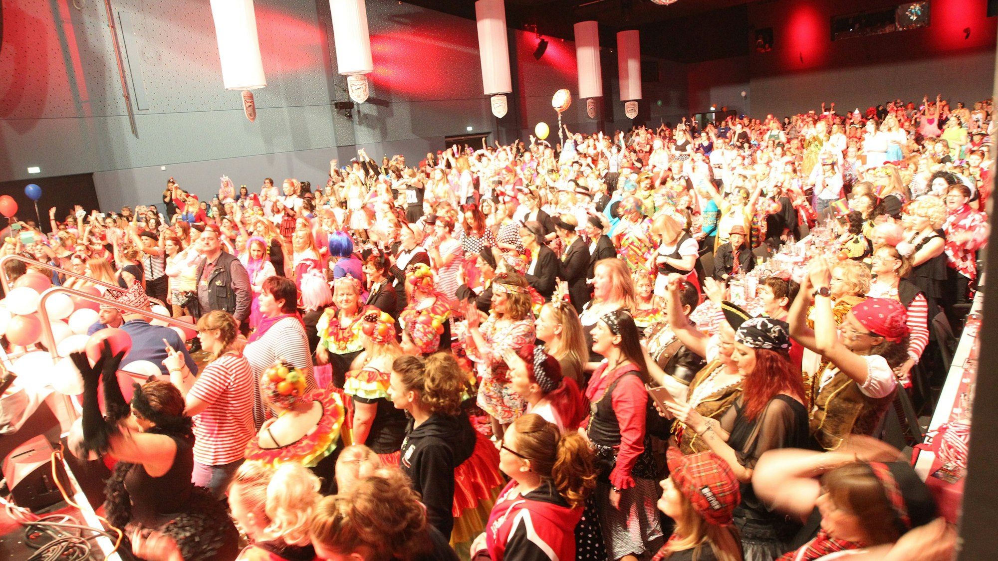 In einem Saal brodelt bei einer Karnevalssitzung die Stimmung.