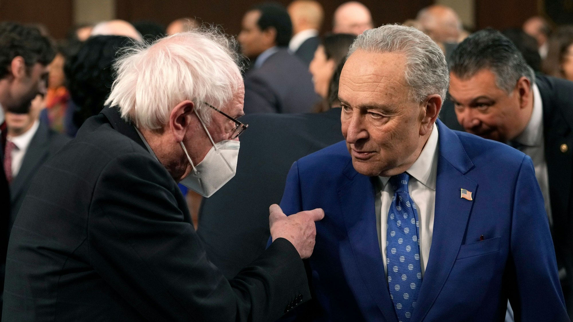 Der US-demokratische Mehrheitsführer Chuckj Schumer spricht mit Bernie Sanders.