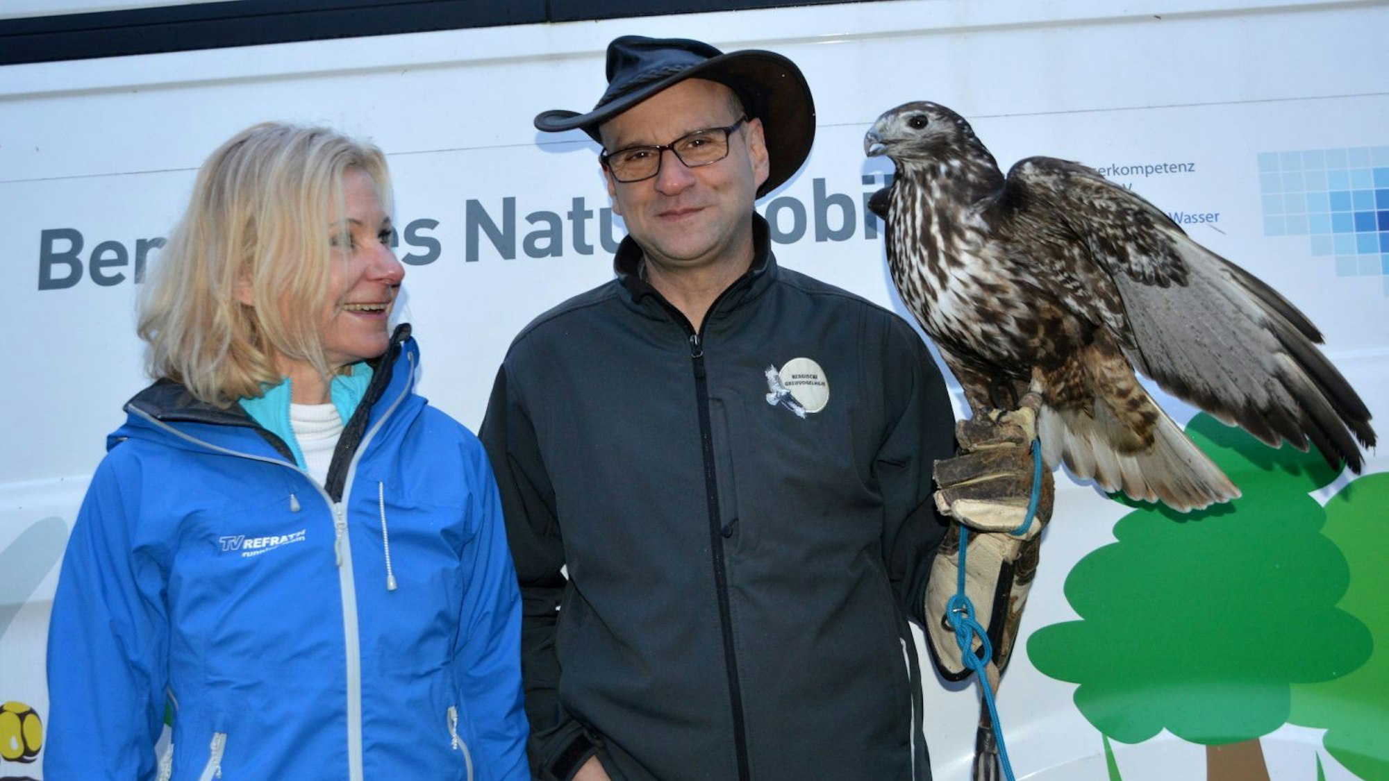 Auf die Gefahren für Wildvögel, die durch Teichschutznetze entstehen, macht Dirk Sindhu (rechts) von der Bergischen Greifvogelhilfe aufmerksam.