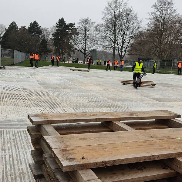 In den Vorbereitungen der Feiern an Weiberfastnacht wurde Bodenplatten zum Schutz der Uniwiese verlegt.