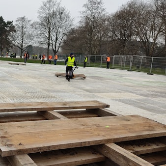 In den Vorbereitungen der Feiern an Weiberfastnacht wurde Bodenplatten zum Schutz der Uniwiese verlegt.