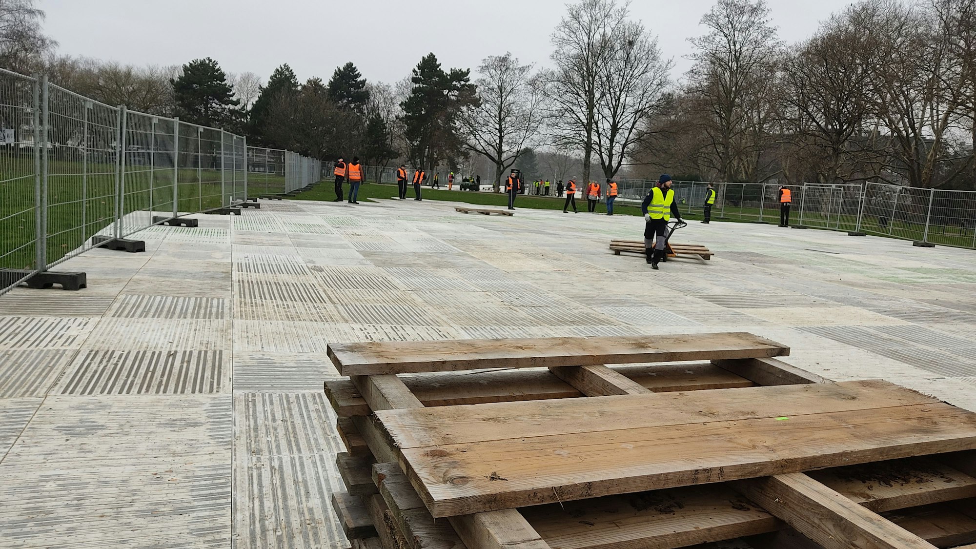 Rund 40 Mitarbeiter bauten am Sonntag die Entlastungsfläche auf der Uniwiese für Weiberfastnacht auf.