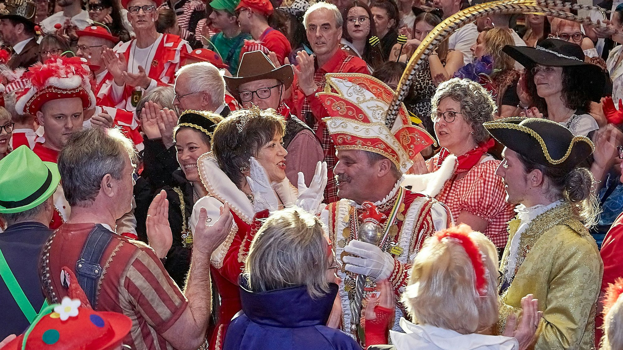 Das Gemünder Prinzenpaar zieht durch die Menschenmenge in den Saal ein.