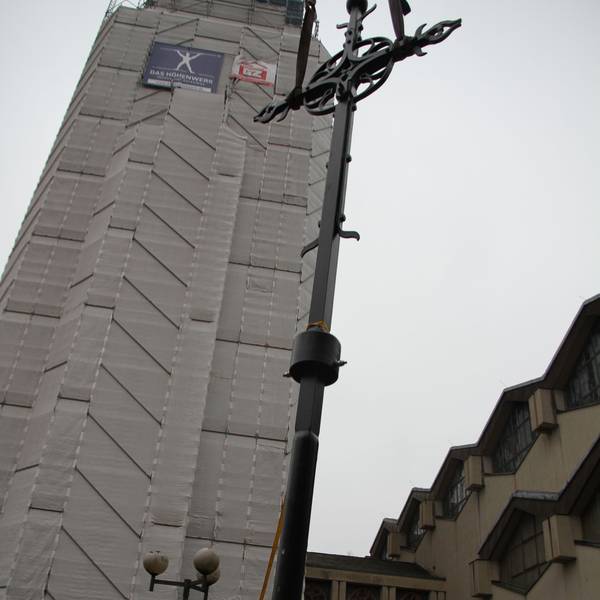 Der Turm der Kiche St. Anno in der Siegburger Nordstadt wird saniert, das Kreuz wurde jetzt wieder montiert.
