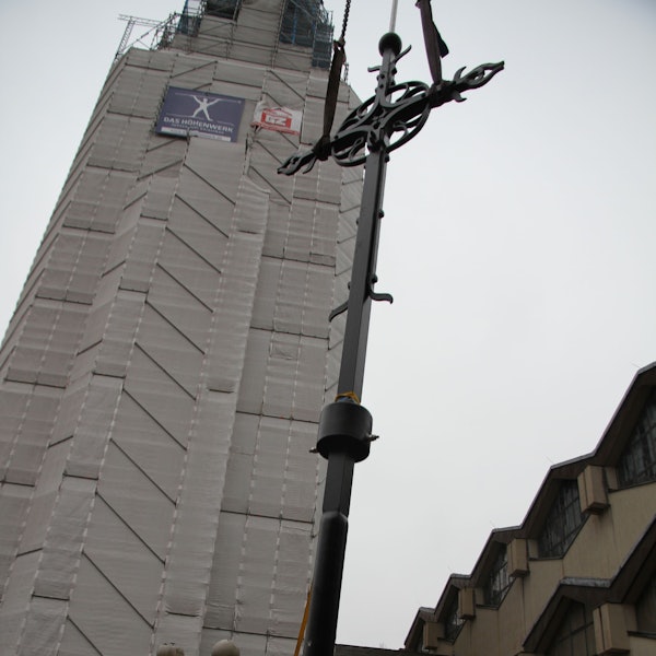 Der Turm der Kiche St. Anno in der Siegburger Nordstadt wird saniert, das Kreuz wurde jetzt wieder montiert.