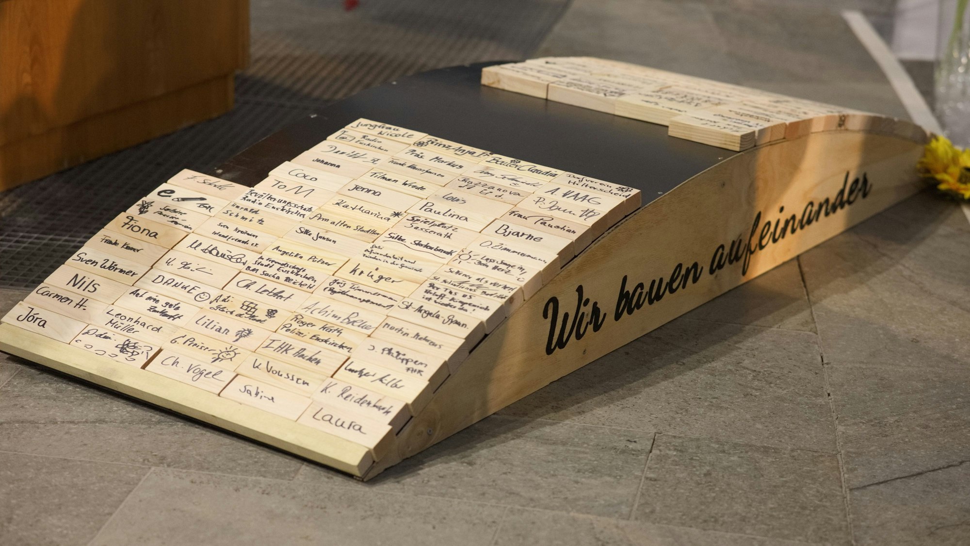 Aus kleinen Holzklötzchen ist eine Brücke gebaut.