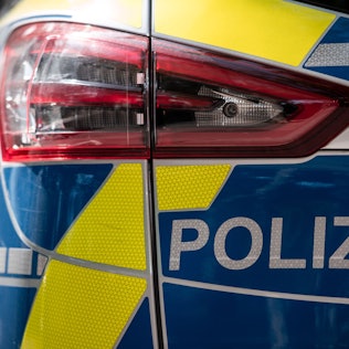 Der Schriftzug «Polizei» ist auf einem Polizeiauto zu sehen.