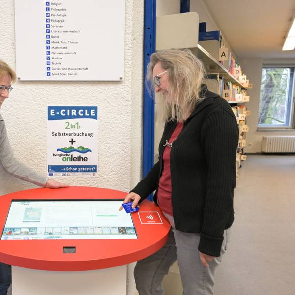 Neue digitale Buchungssysteme stellten kürzlich Leiterin Monika Gippert und Sabine Lorenz vor.