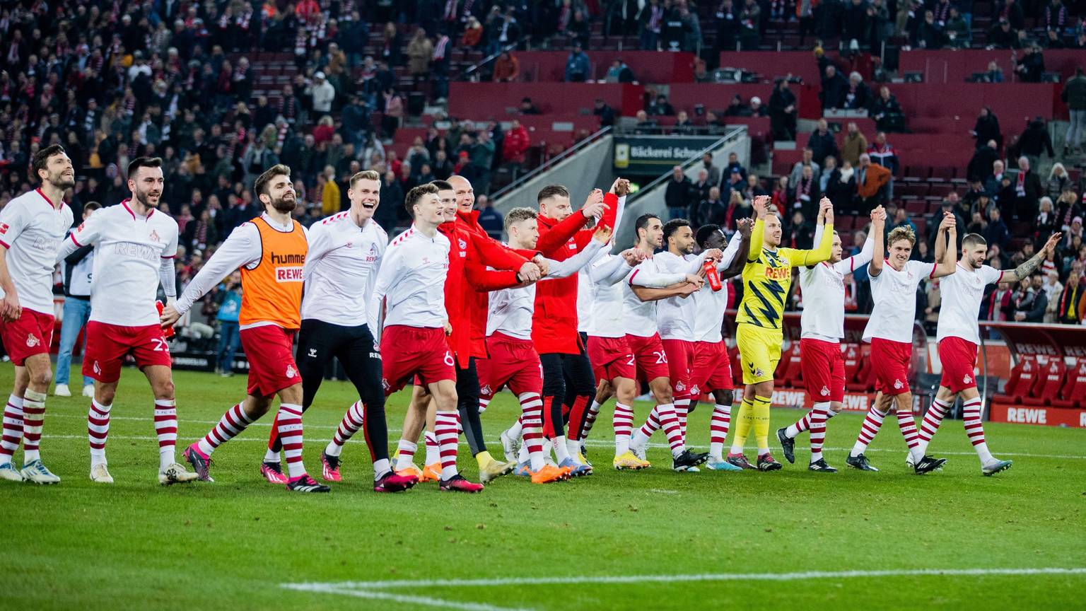 Die Kölner jubeln nach dem 3:0-Sieg mit den Fans.