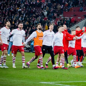 Die Kölner jubeln nach dem 3:0-Sieg mit den Fans.