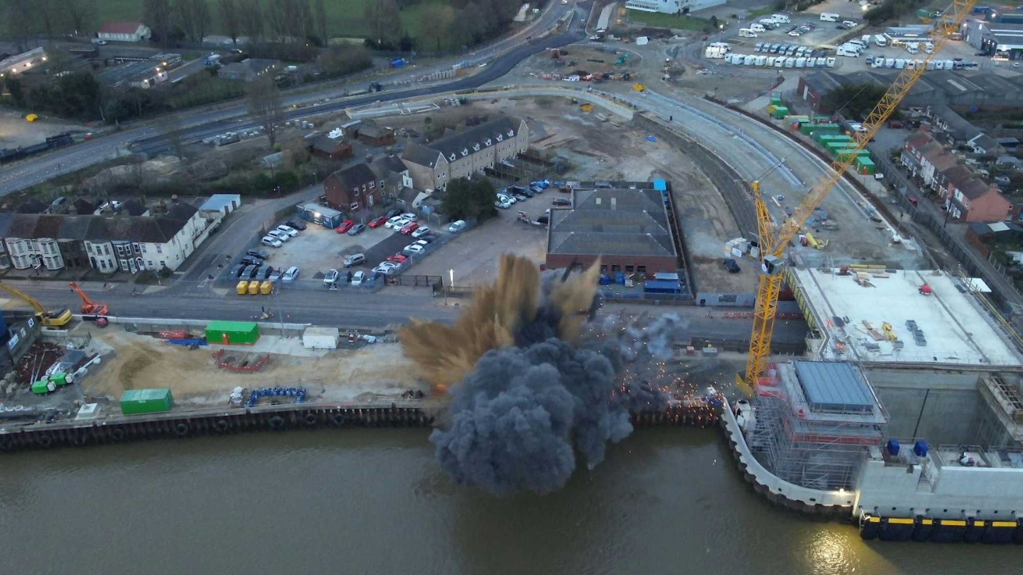 Das Luftbild zeigt Szenen aus einem Video, in dem Moment, als eine Weltkriegsbombe explodiert ist. Es steigt schwarzer Rauch auf.