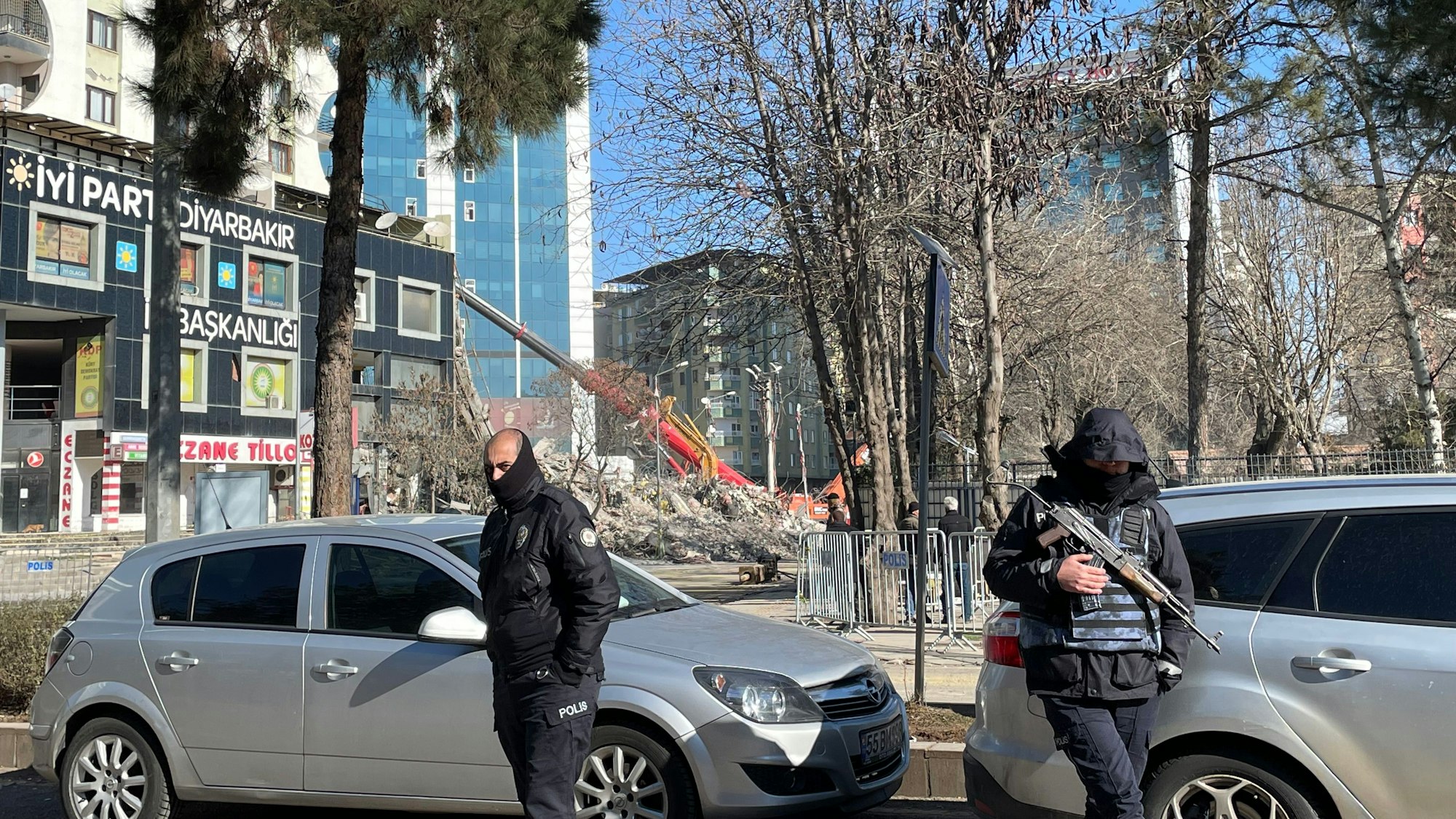 Bewaffnete Polizisten vor dem eingestürzten Galeria-Wohnturm in Diyarbakir.
