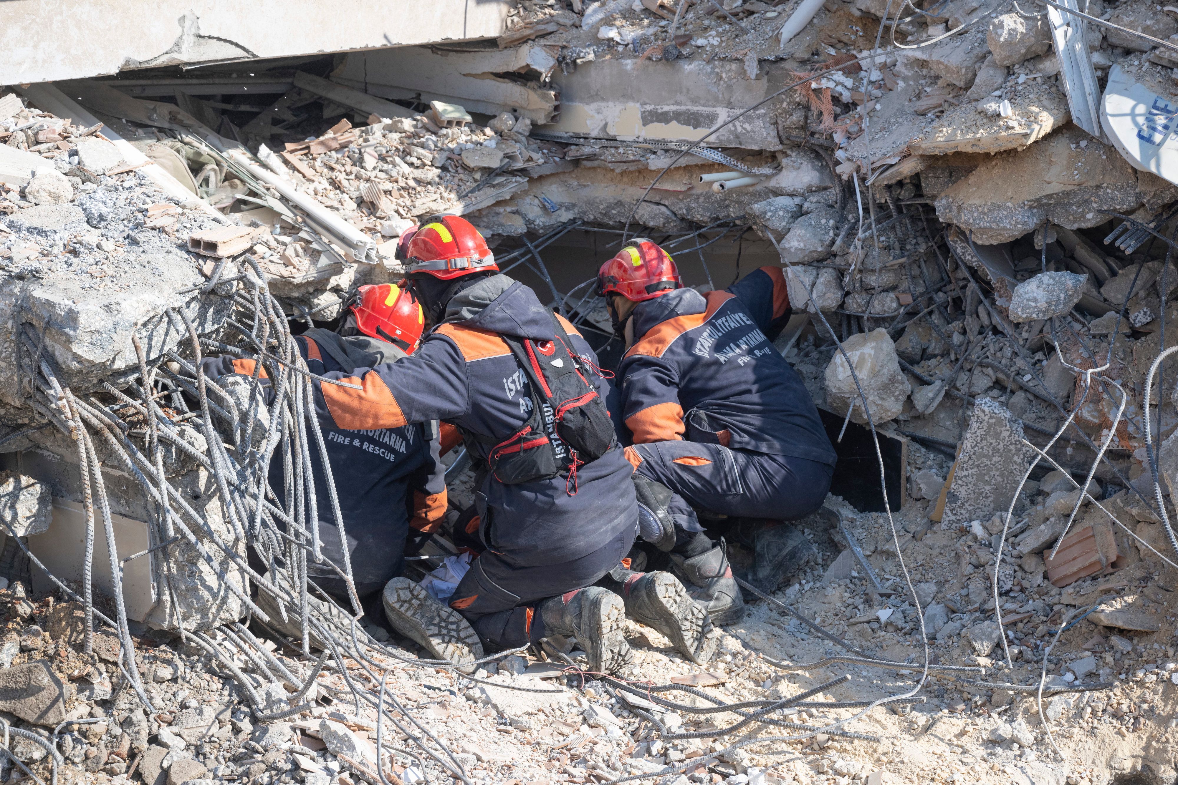 Helfer haben einen Tunnel zu einer verschütteten Frau gegraben. Noch immer werden tausende Opfer unter den Trümmern vermutet. Helferteams aus der ganzen Welt sind im Katastrophengebiet im Einsatz. (Symbolbild)