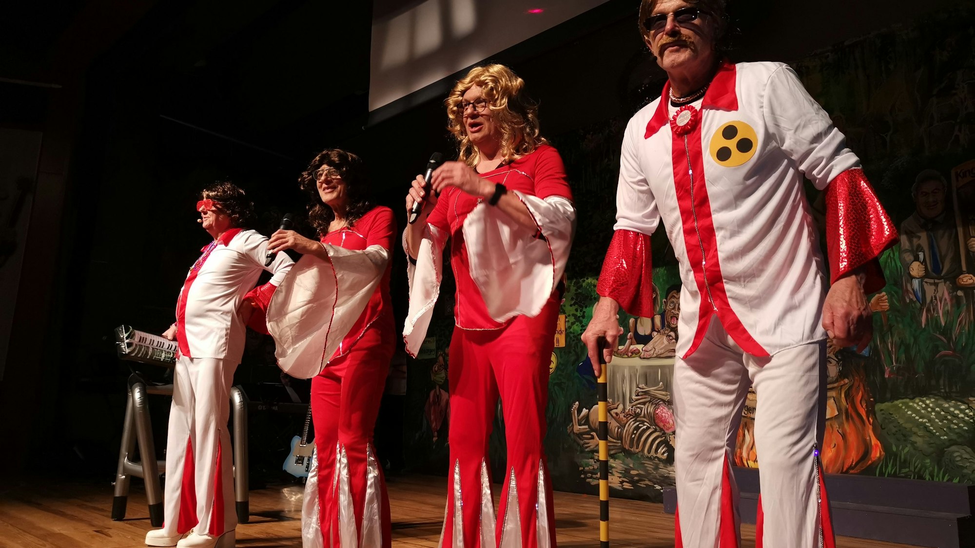 Die „ABBAtare“ in rot-weißen Schlaghosen.