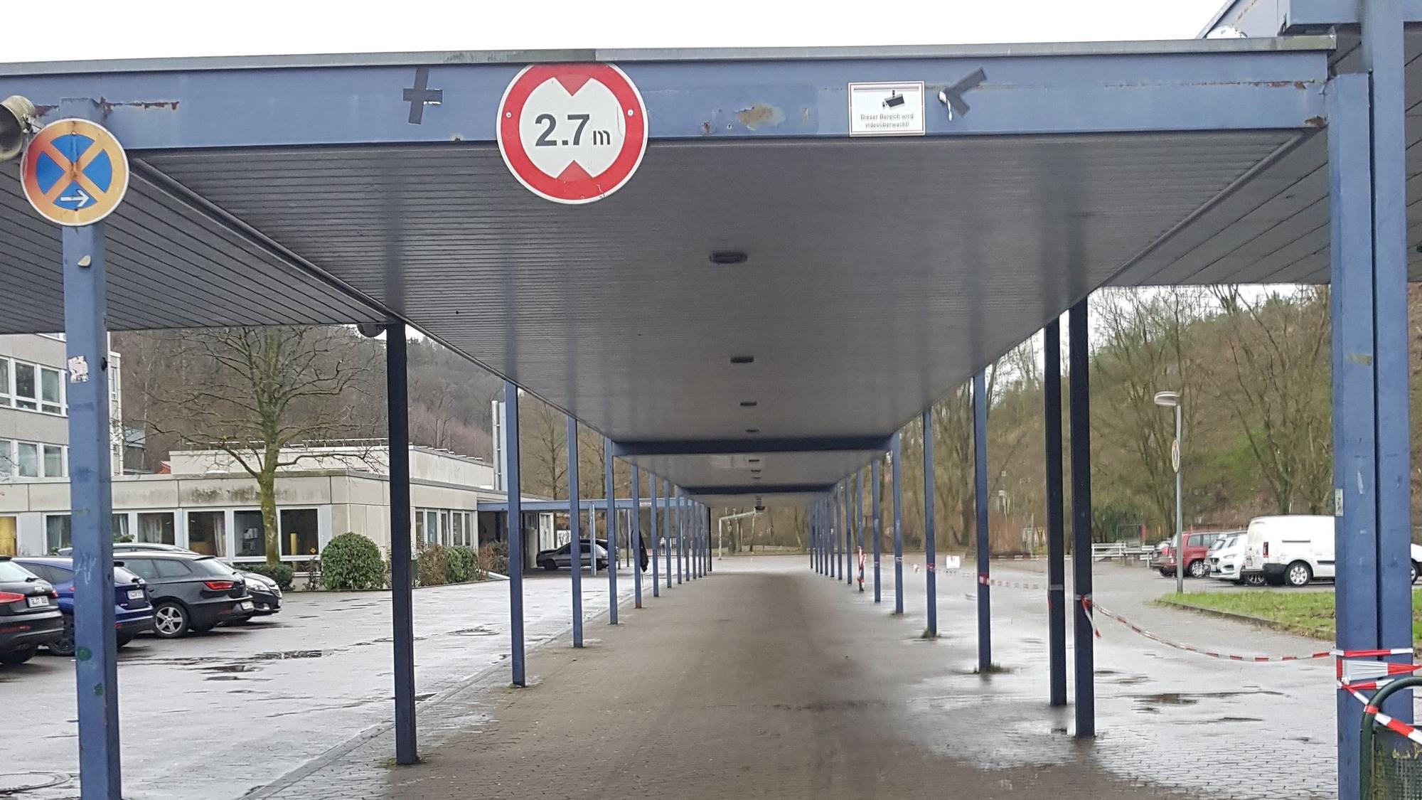 Dieser Laubengang auf dem Schulhof wird abgebrochen.