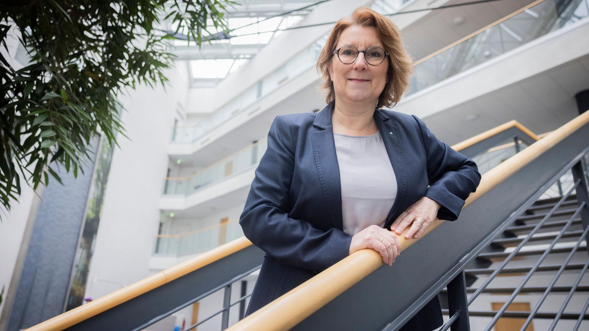 Ulrike Franzke steht auf einer Treppe.