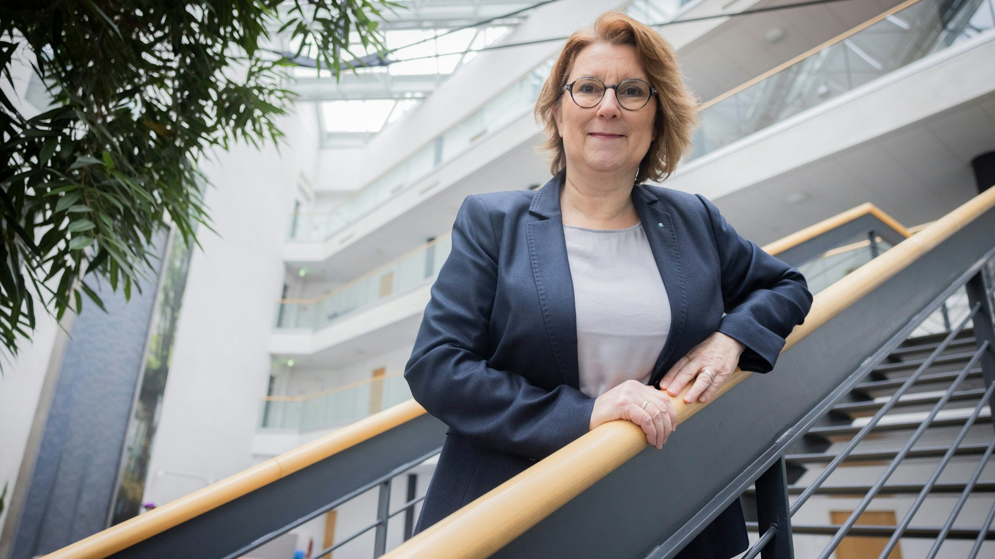 Ulrike Franzke steht auf einer Treppe.