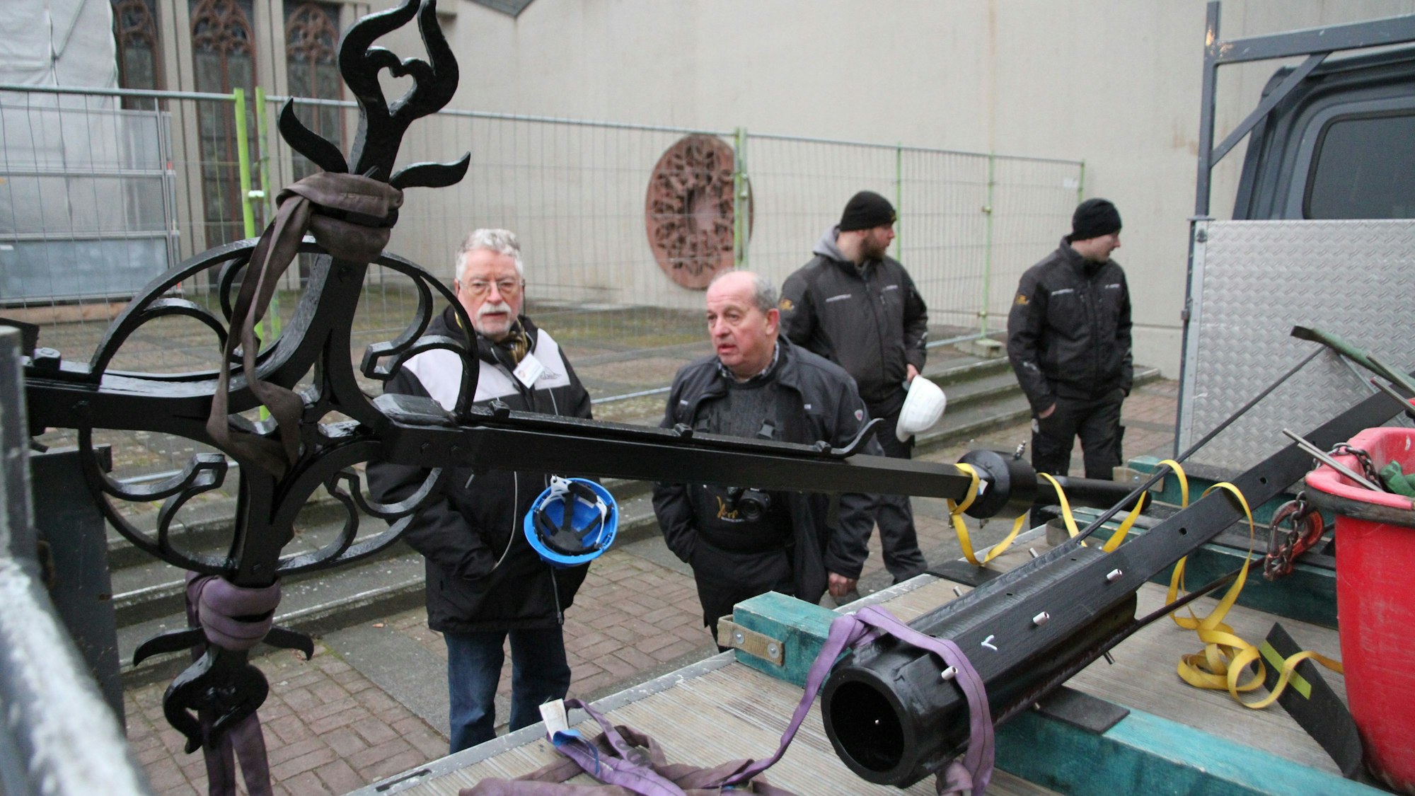 Der Turm der Kiche St. Anno in der Siegburger Nordstadt wird saniert, das Kreuz wurde jetzt wieder montiert.