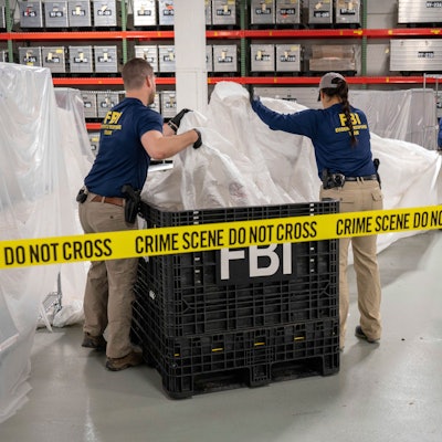 FBI-Agentinnen und -Agenten untersuchen die Überreste des ersten abgeschossenen Ballons.