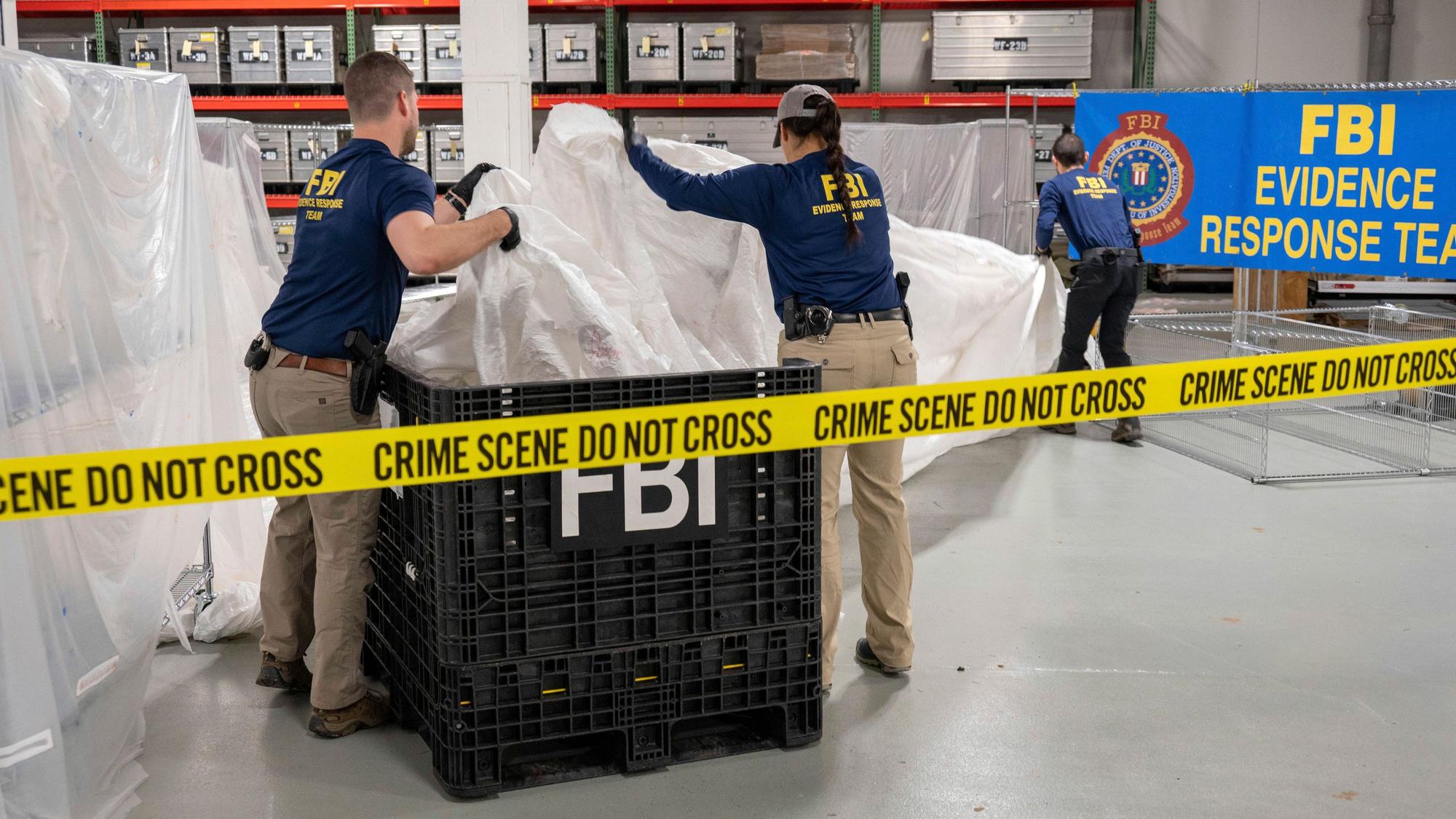 FBI-Agentinnen und -Agenten untersuchen die Überreste des ersten abgeschossenen Ballons.
