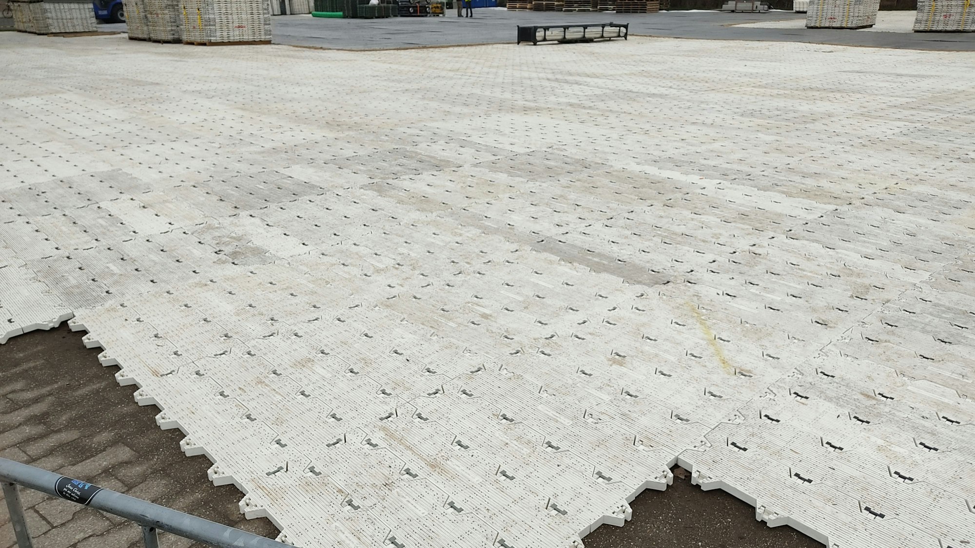 Tausende weiße Platten liegen zum Schutz der Grünflächen auf der Uniwiese in Köln.