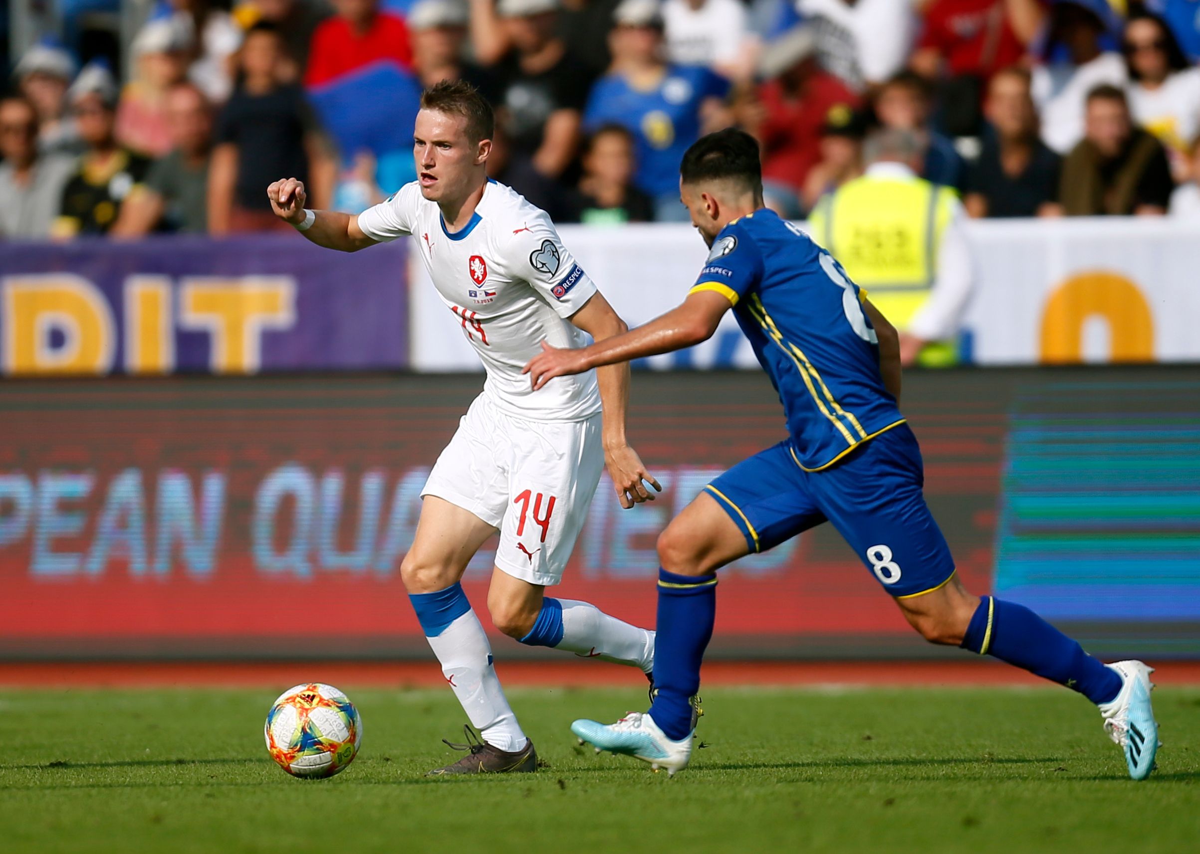 Jakub Jankto und Besar Halimi kämpfen um den Ball.