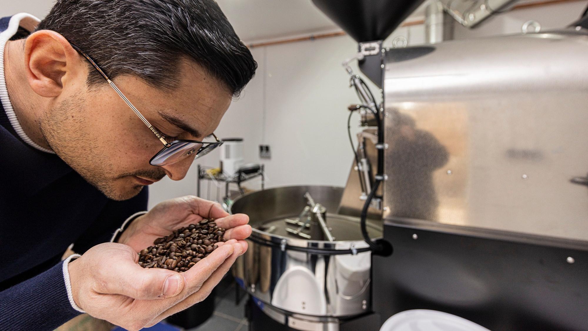 Alessandro Guzzo bietet selbst gerösteten Kaffee