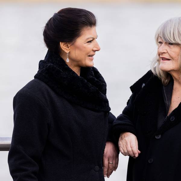 Sahra Wagenknecht und Alice Schwarzer stehen im Rheinauhafen am Rhein. Wagenknecht und Schwarzer stehen für ihr „Manifest für Frieden“ in der Kritik. (Archivbild)