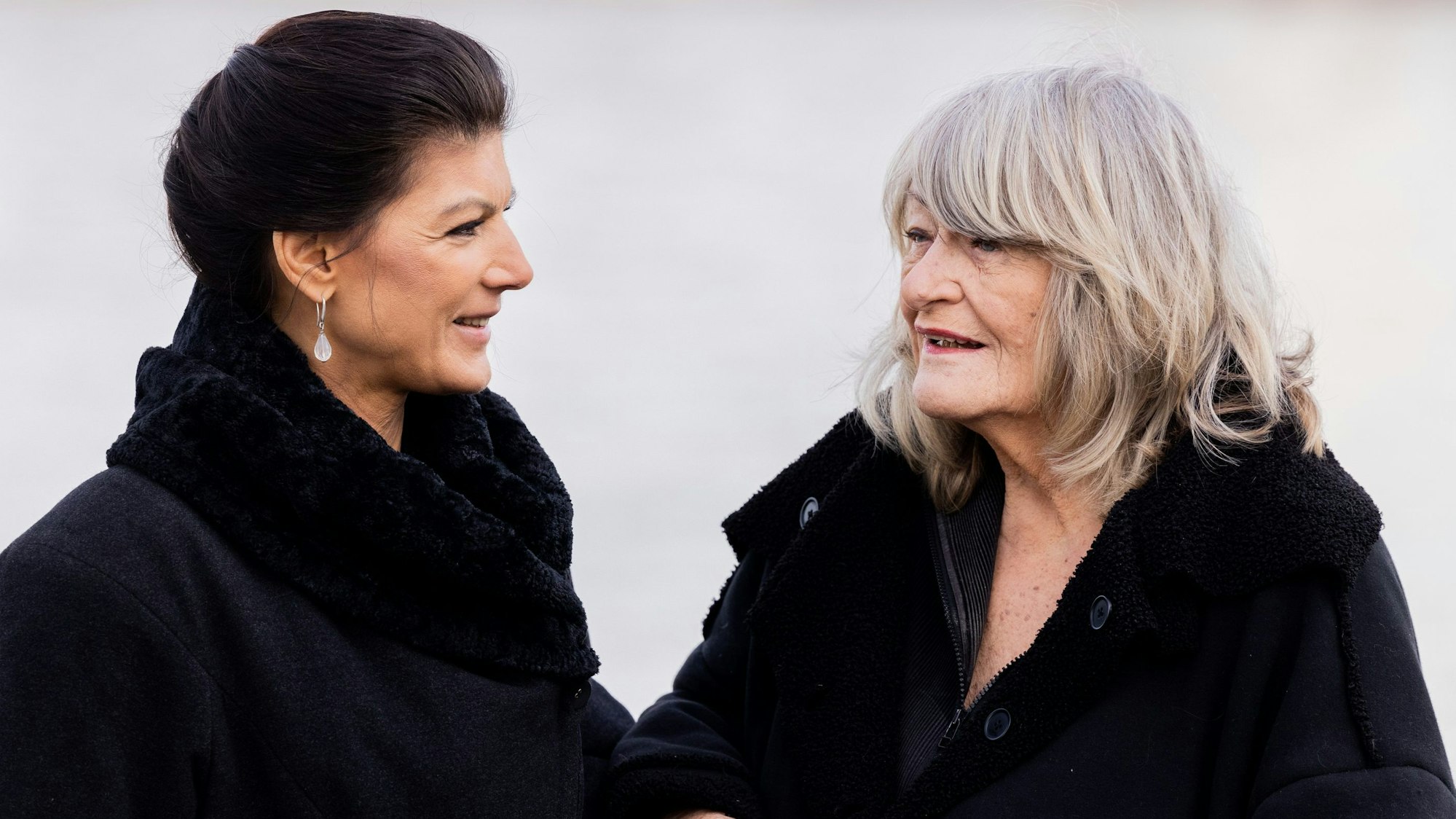 Sahra Wagenknecht und Alice Schwarzer stehen im Rheinauhafen am Rhein. Wagenknecht und Schwarzer stehen für ihr „Manifest für Frieden“ in der Kritik. (Archivbild)