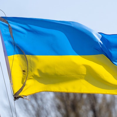Es ist eine ukrainische Flagge zu sehen.