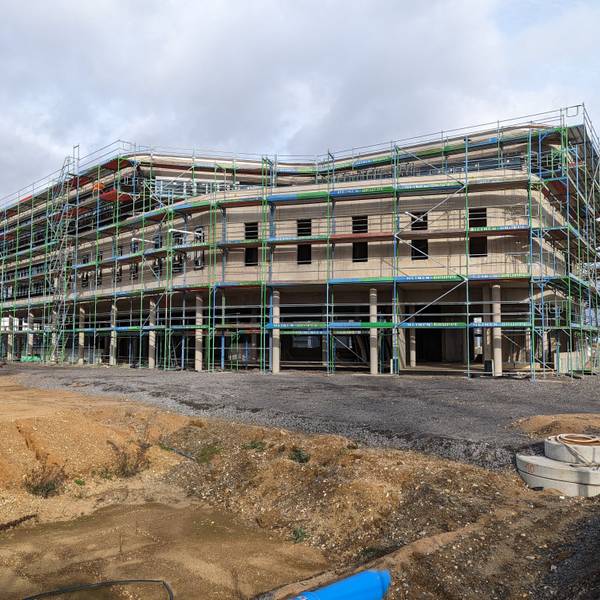 Das neue Betriebsgebäude der Stadtwerke ist in ein Baugerüst gehüllt.