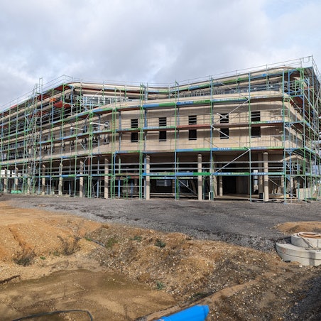 Das neue Betriebsgebäude der Stadtwerke ist in ein Baugerüst gehüllt.