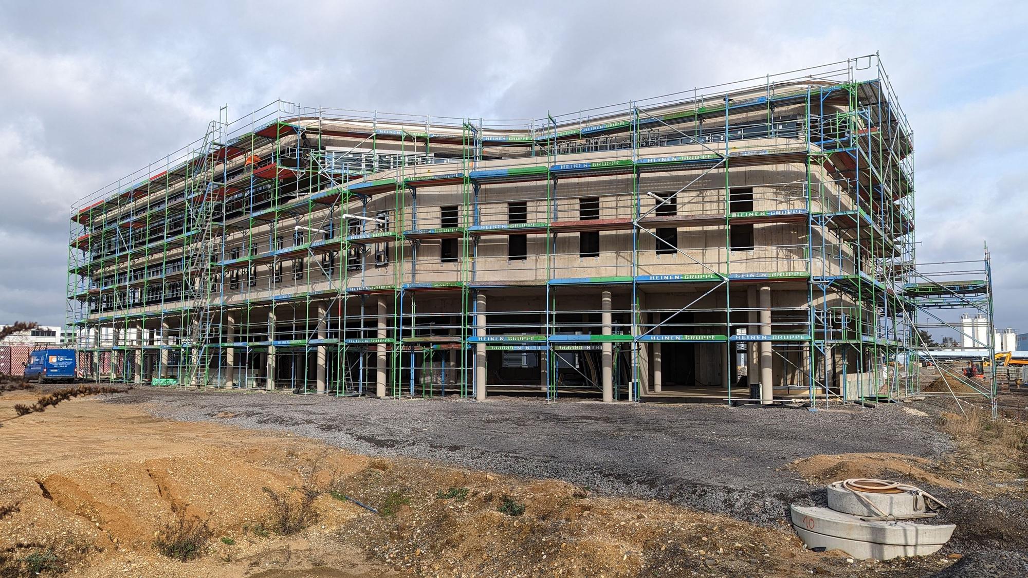 Das neue Betriebsgebäude der Stadtwerke ist in ein Baugerüst gehüllt.