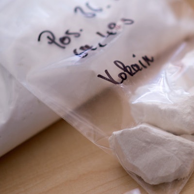 Ein Beutel mit Kokain liegt auf einem Tisch.