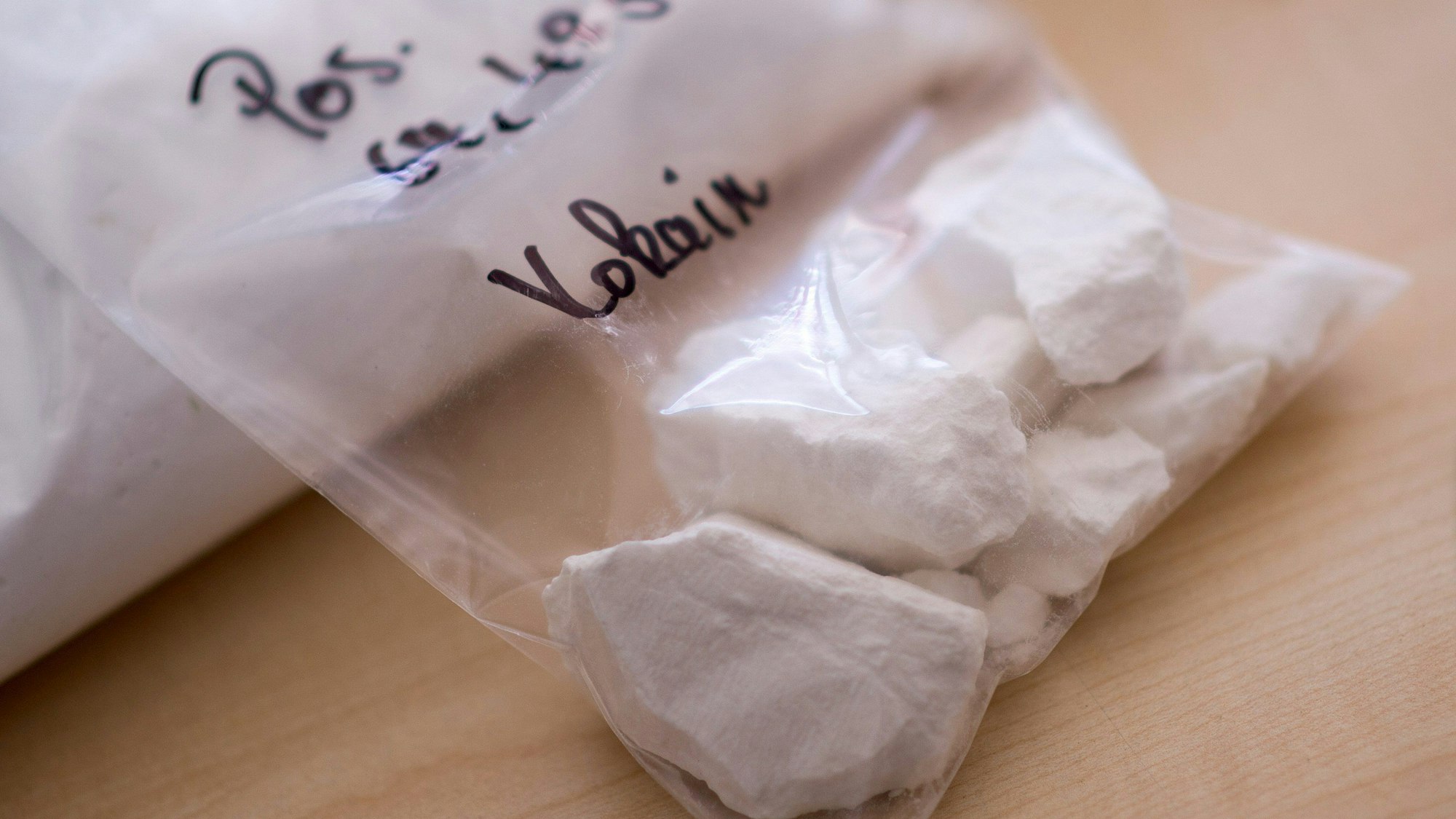 Mehrere Beutel Kokain liegen auf einem Tisch.