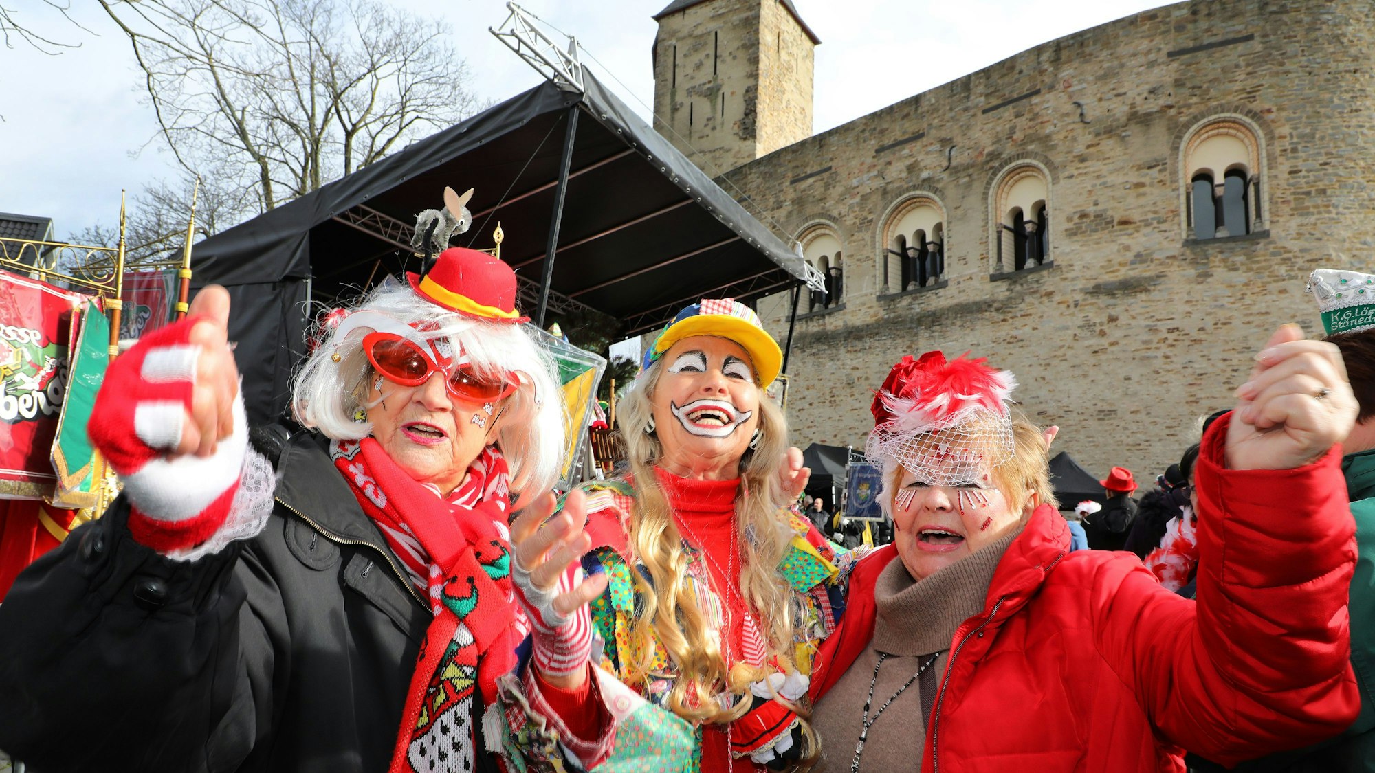 Drei geschminkte Damen jubeln beim Rathaussturm in Bergisch Gladbach in die Kamera.