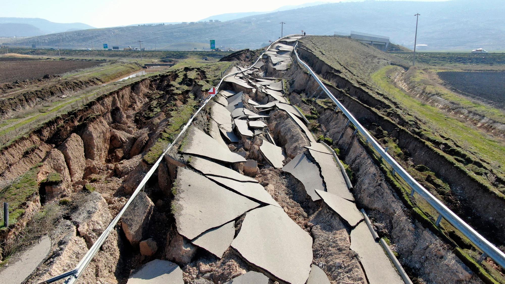 Türkei, Koseli: Eine Straße ist nach dem verheerenden Erdbeben vom 06.02.2023 übersäht von Rissen.