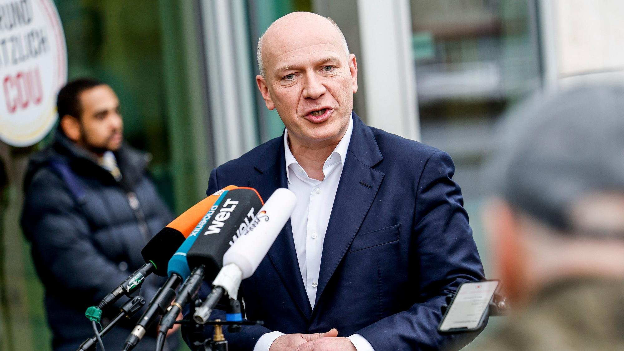 Kai Wegner (CDU), Spitzenkandidat seiner Partei bei der Berliner Wahl zum Abgeordnetenhaus, spricht am Tag nach der Wahl, vor der Präsidiumssitzung der CDU, am Konrad-Adenauer-Haus mit Vertretern der Medien.