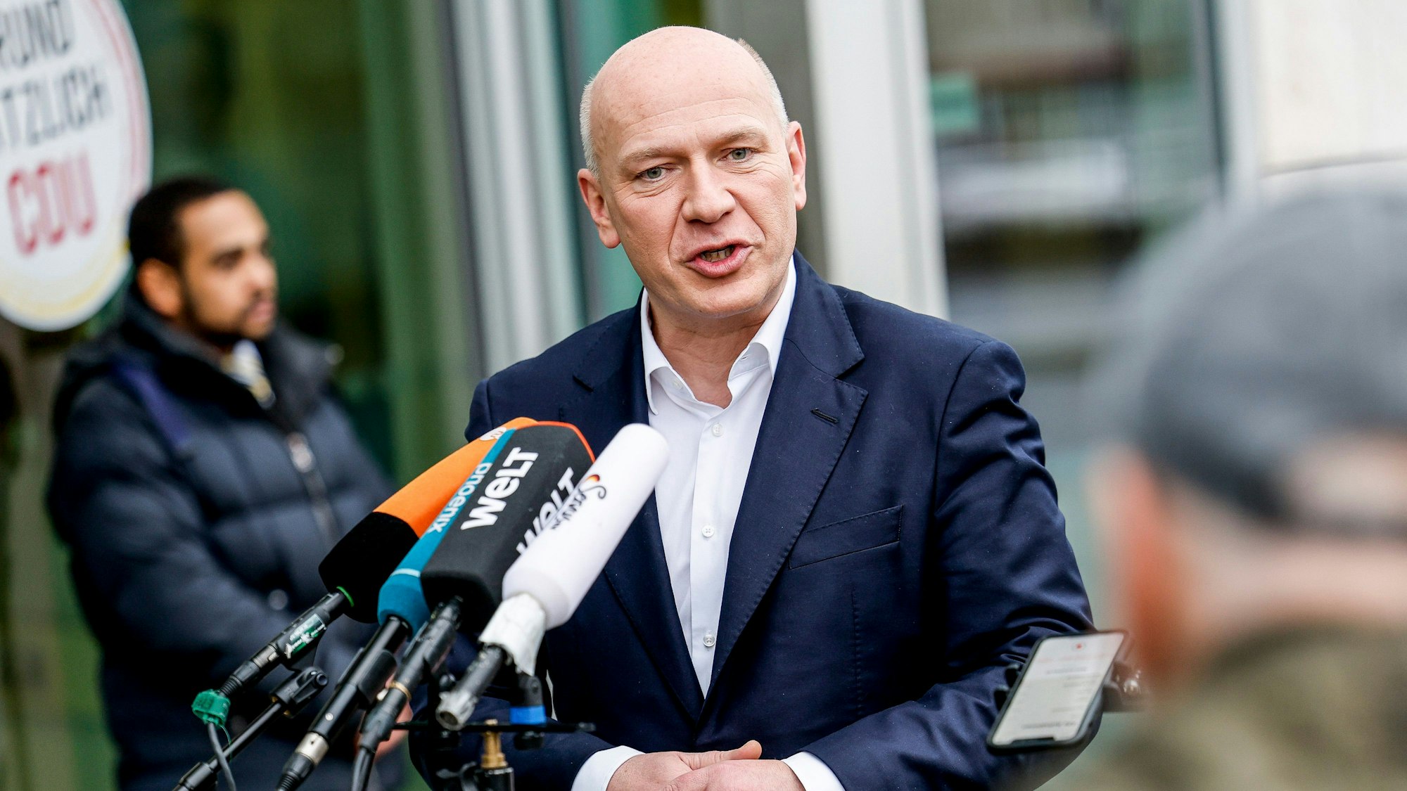 Kai Wegner (CDU), Spitzenkandidat seiner Partei bei der Berliner Wahl zum Abgeordnetenhaus, spricht am Tag nach der Wahl, vor der Präsidiumssitzung der CDU, am Konrad-Adenauer-Haus mit Vertretern der Medien.