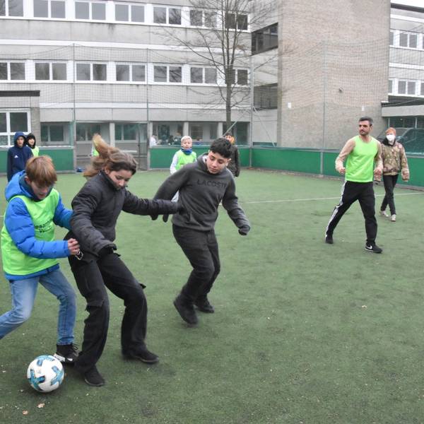 Kinder spielen gemeinsam Fußball