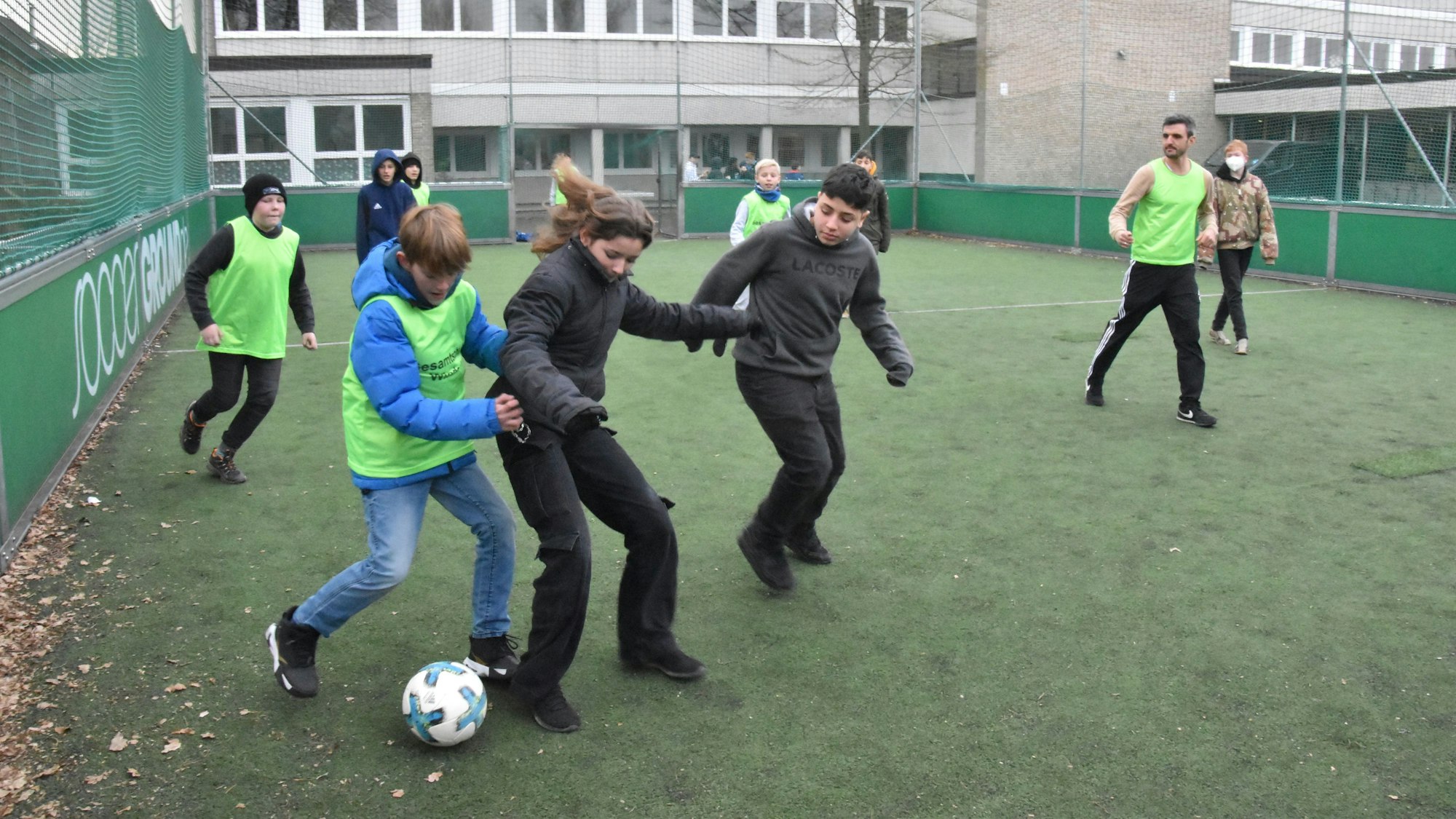 Kinder spielen gemeinsam Fußball