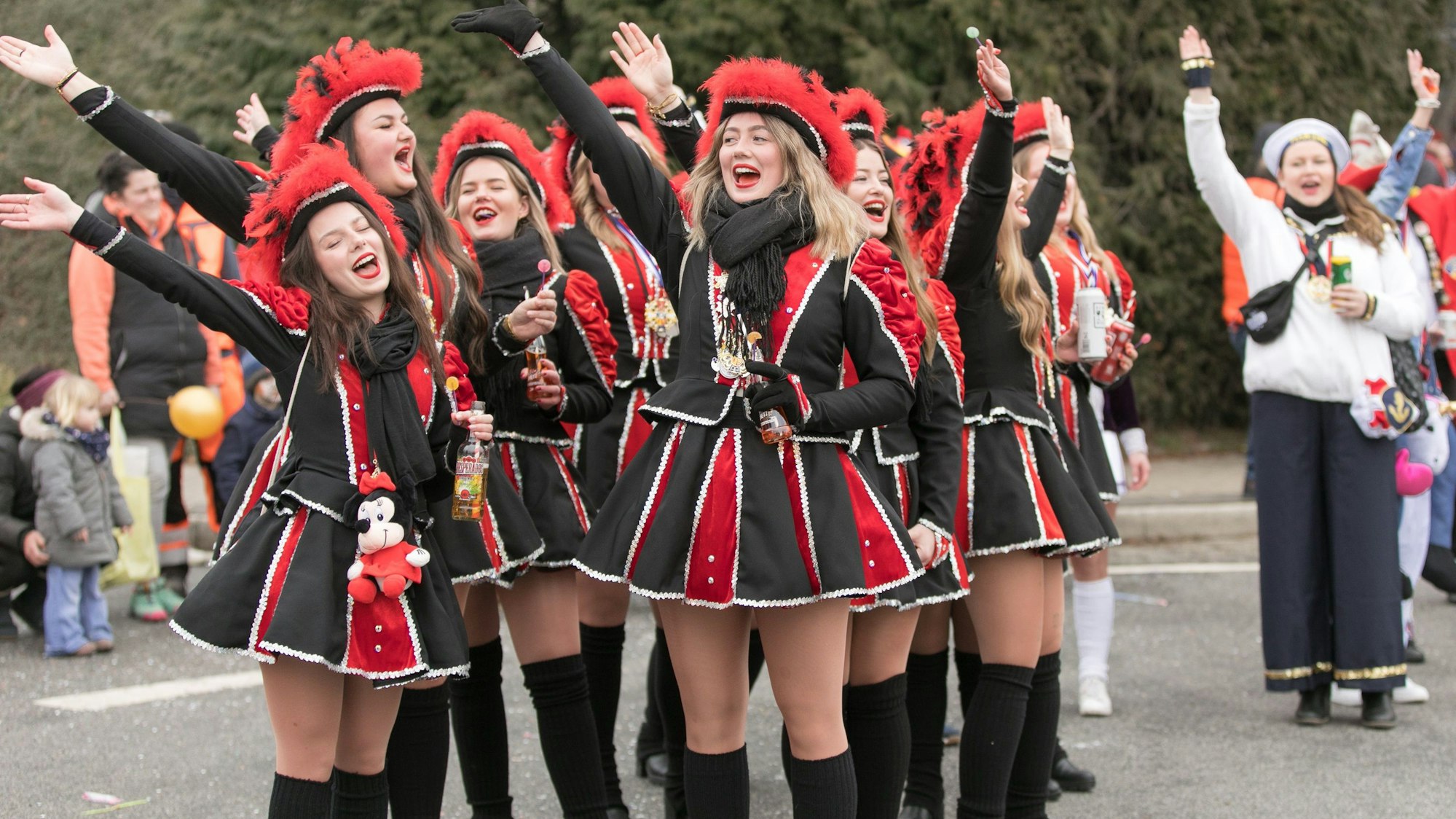 Es ist eine Gruppe verkleideter Frauen zu sehen.