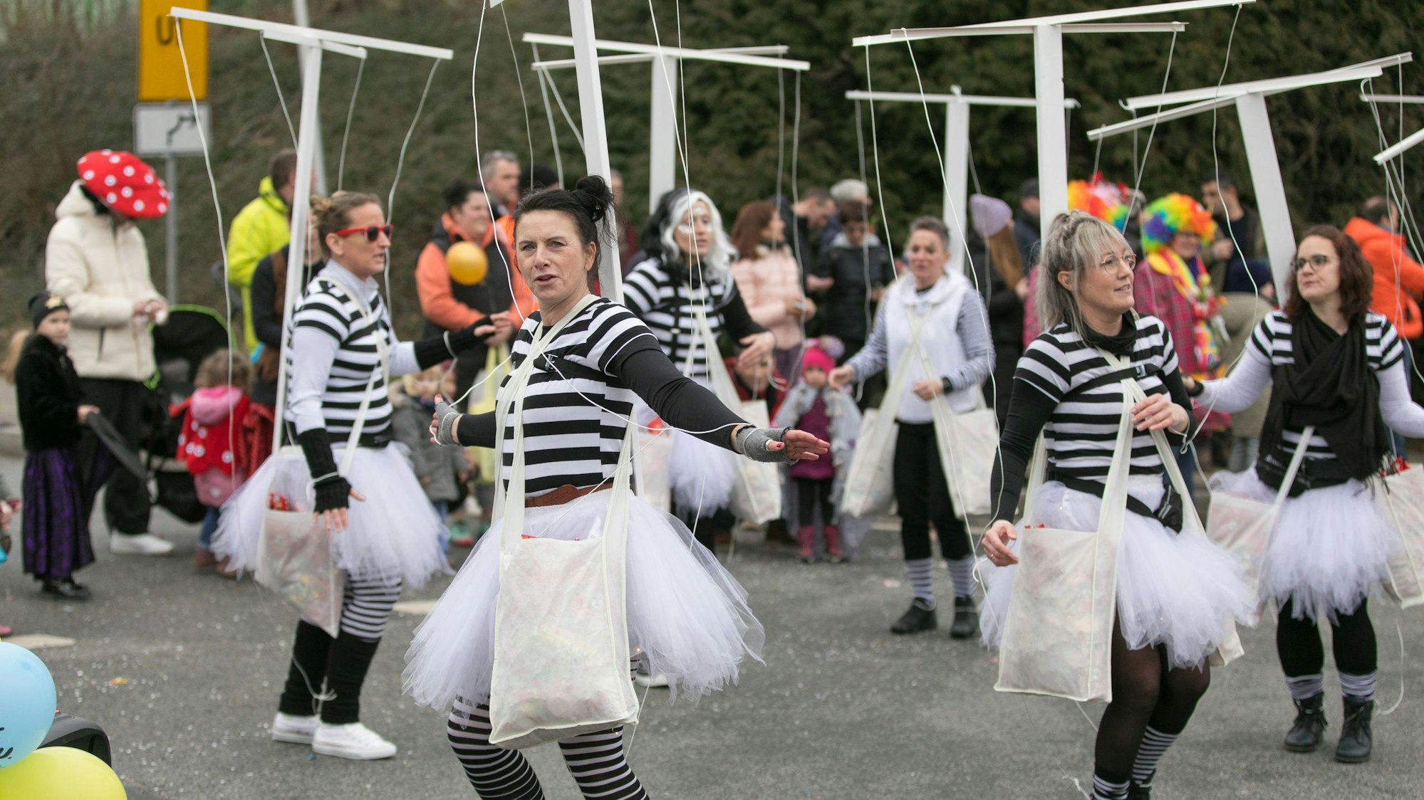 Es ist eine Gruppe zu sehen, die sich als Marionetten verkleidet hat.